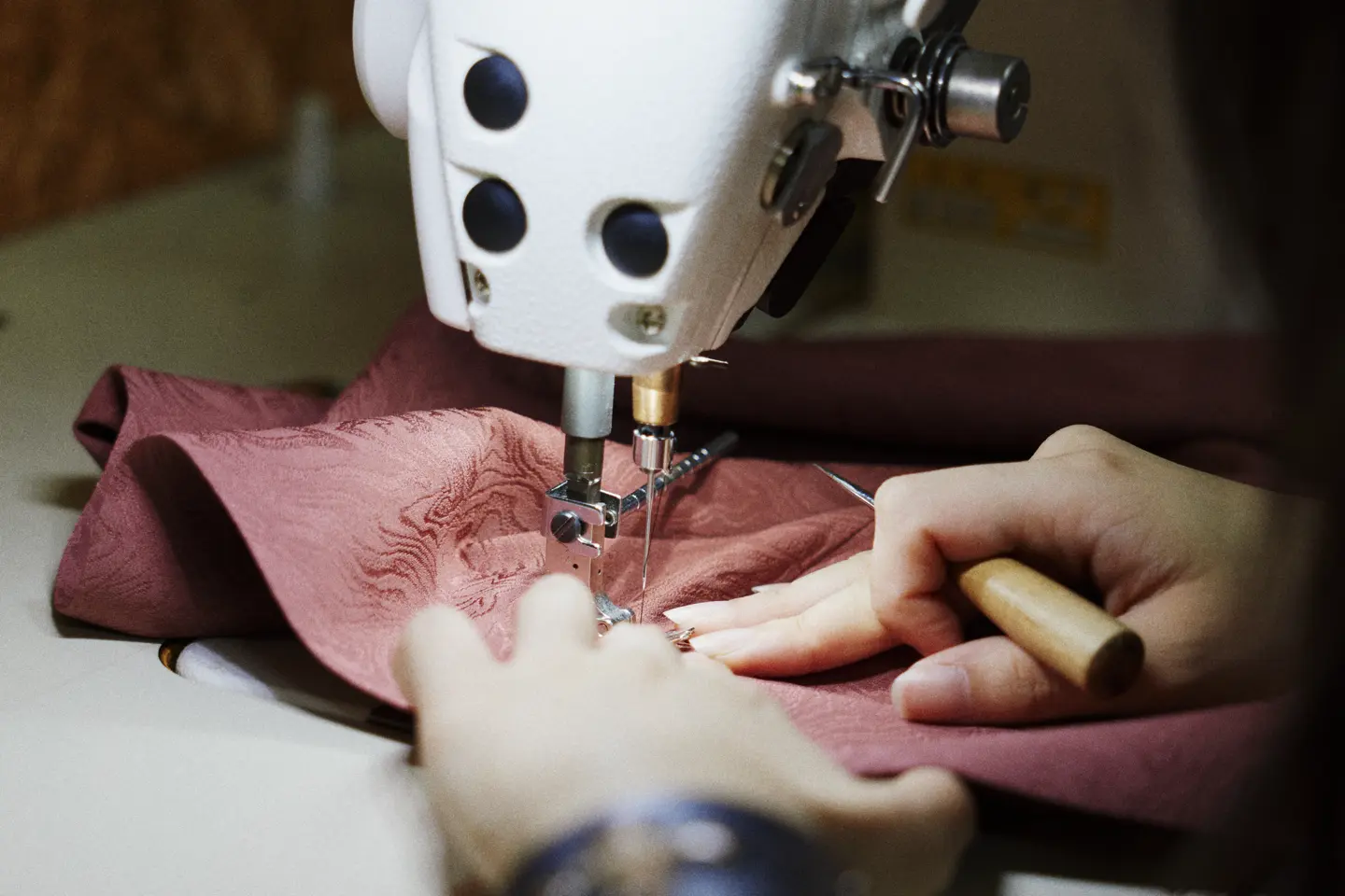 Factory antでオリジナル商品をミシンで作っている