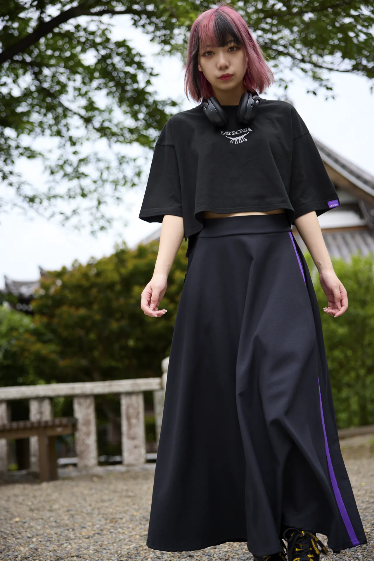 SANAGARA「𓂀祈（inori） -LONG SKIRT-」で境内を歩く女性