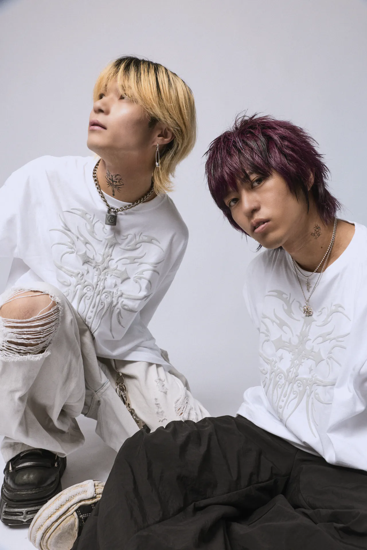 SANAGARA「𝙎⧉RAMIU† - SACRA CODE -」を着てスタジオで撮影中のロックバンドBIZEN