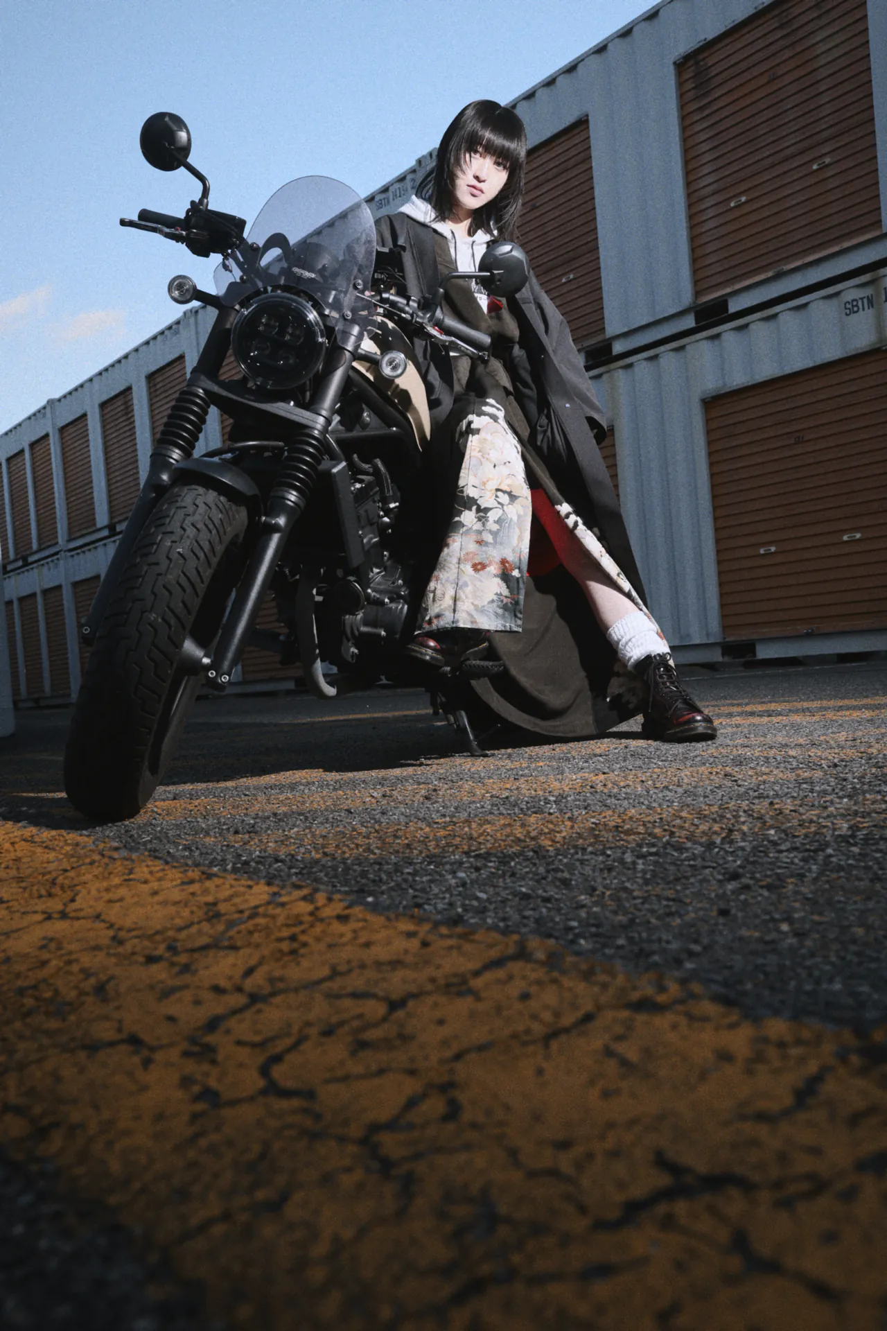 愛車のバイクと一緒に駐車場で-niitu-セットアップを着用した富永咲良