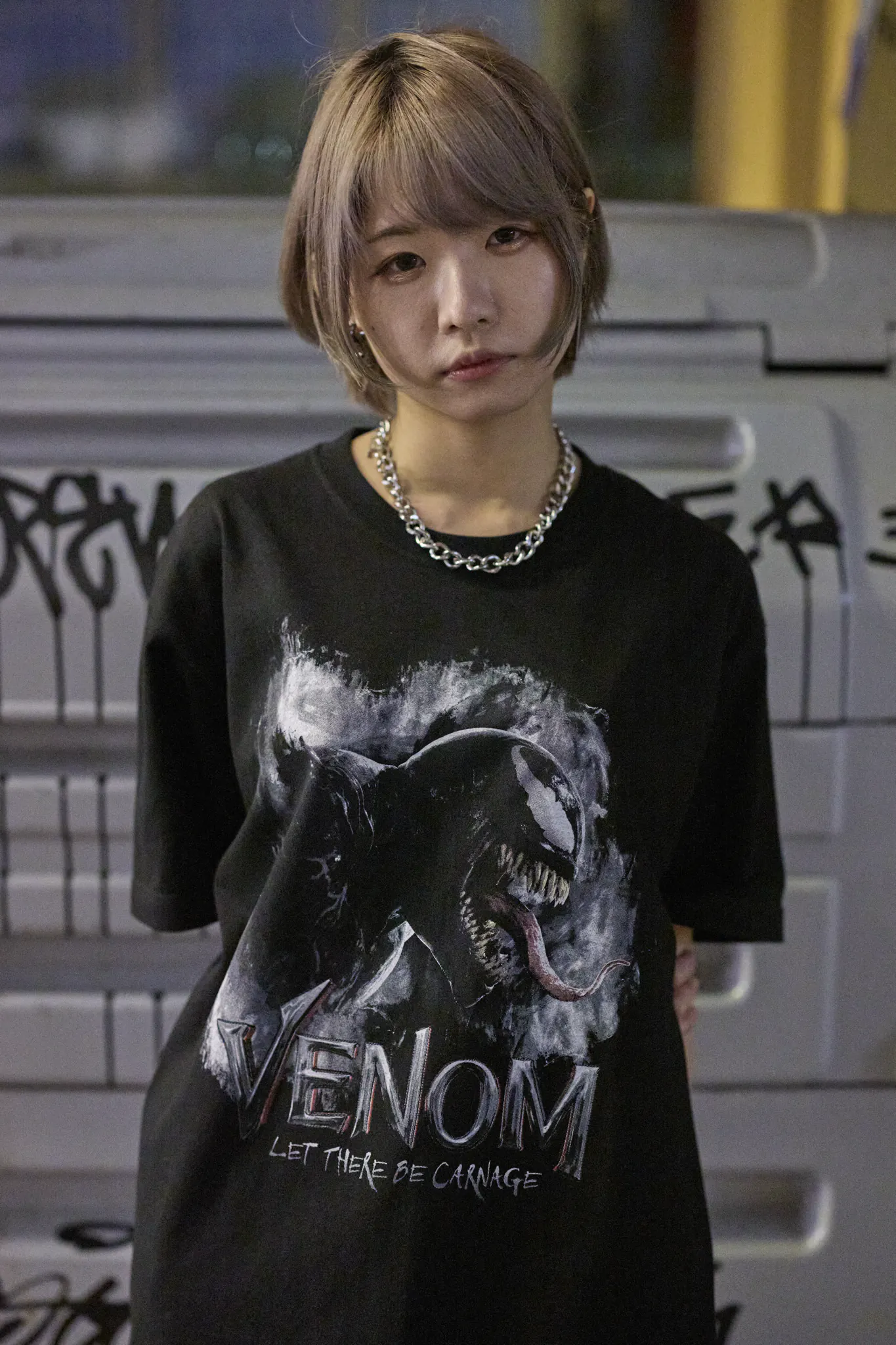 Cheeky ant初の正規ライセンス商品ダークヒーロー「Venom（ヴェノム）」のTシャツを着用したくるみさん