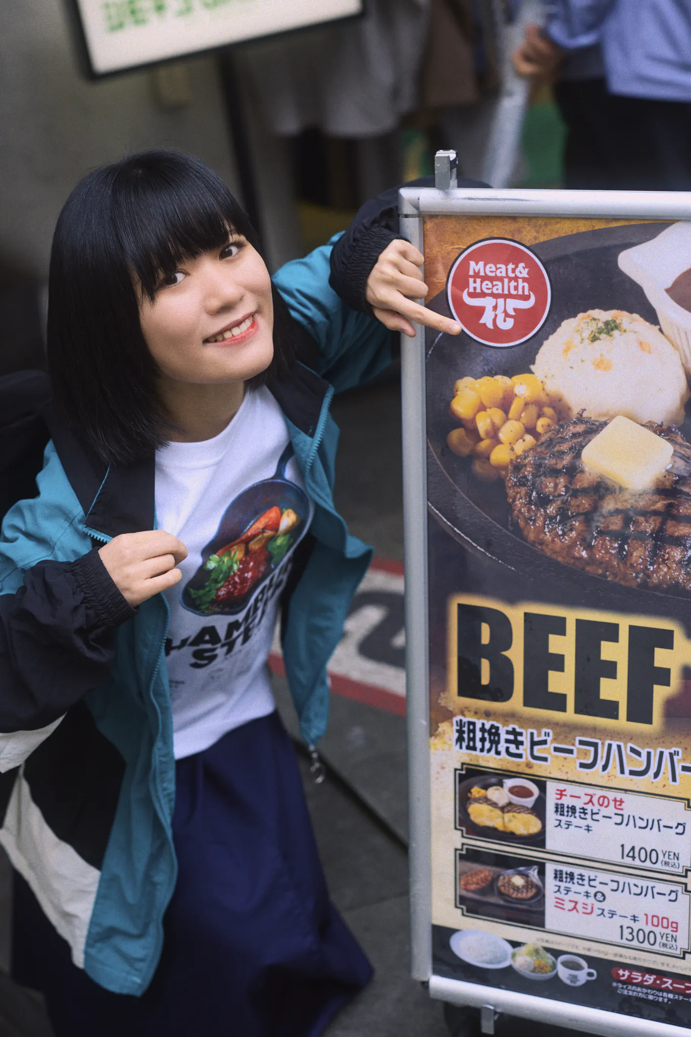 Factory antでスクリーンプリントされた「HAMBURG STEAK」Tシャツを着た萌さん