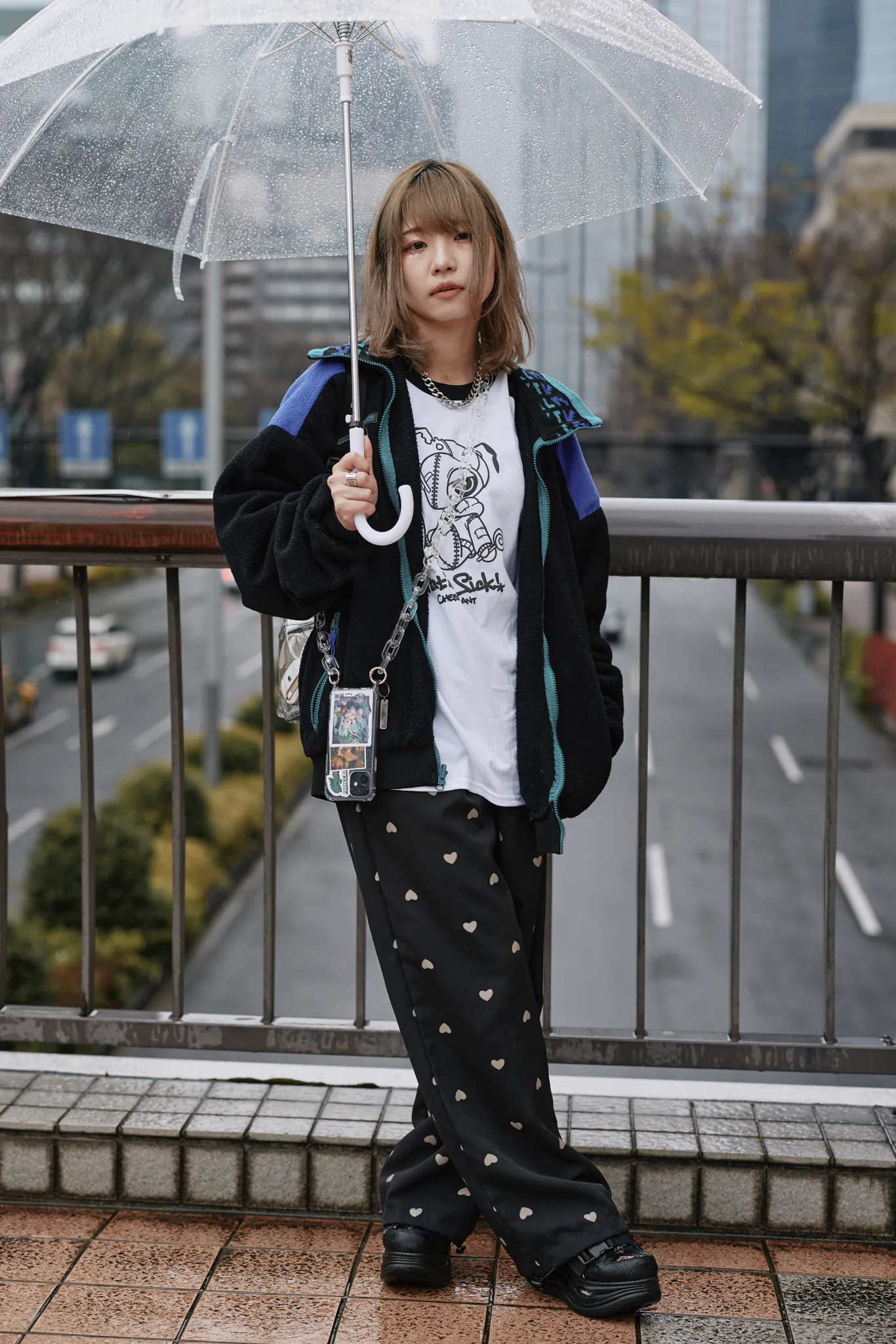Factory antのキャラクターアント君が病んでしまった「病みアント君」ラグランロンTを着たくるみさん
