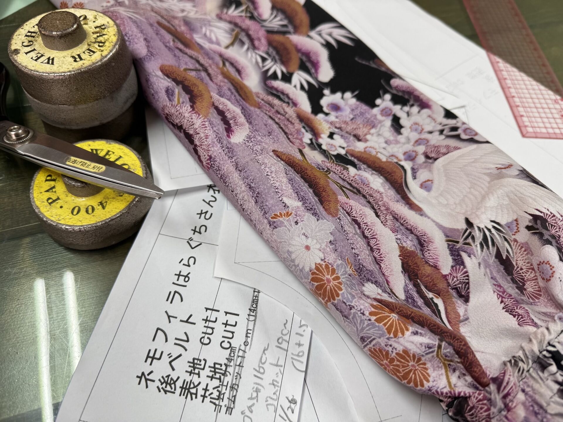 DTF加工された人気アーティストの衣装のパーツ