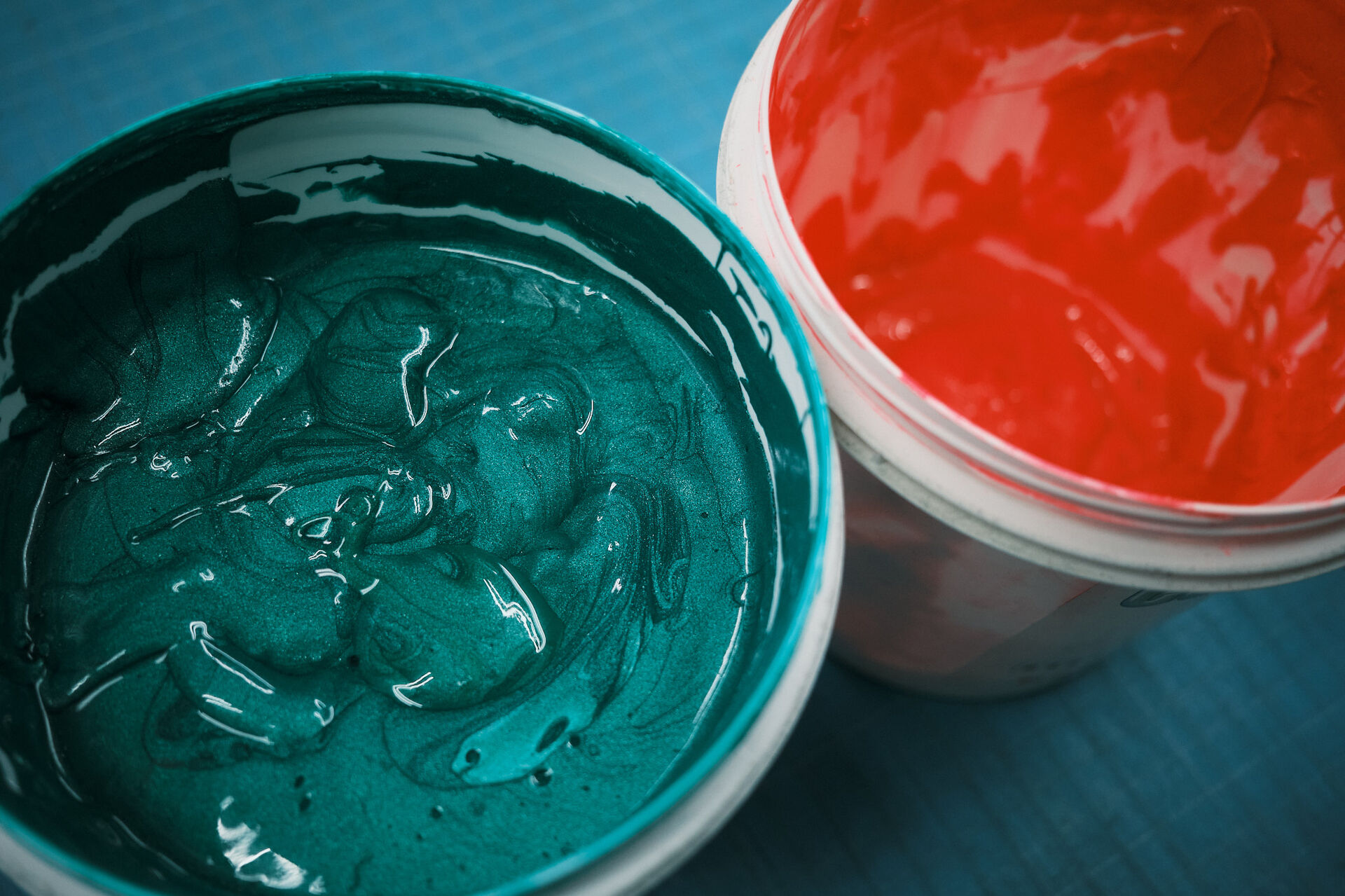 メタリックグリーンと蛍光レッドのスクリーンプリント用のプラスチゾルインクインク