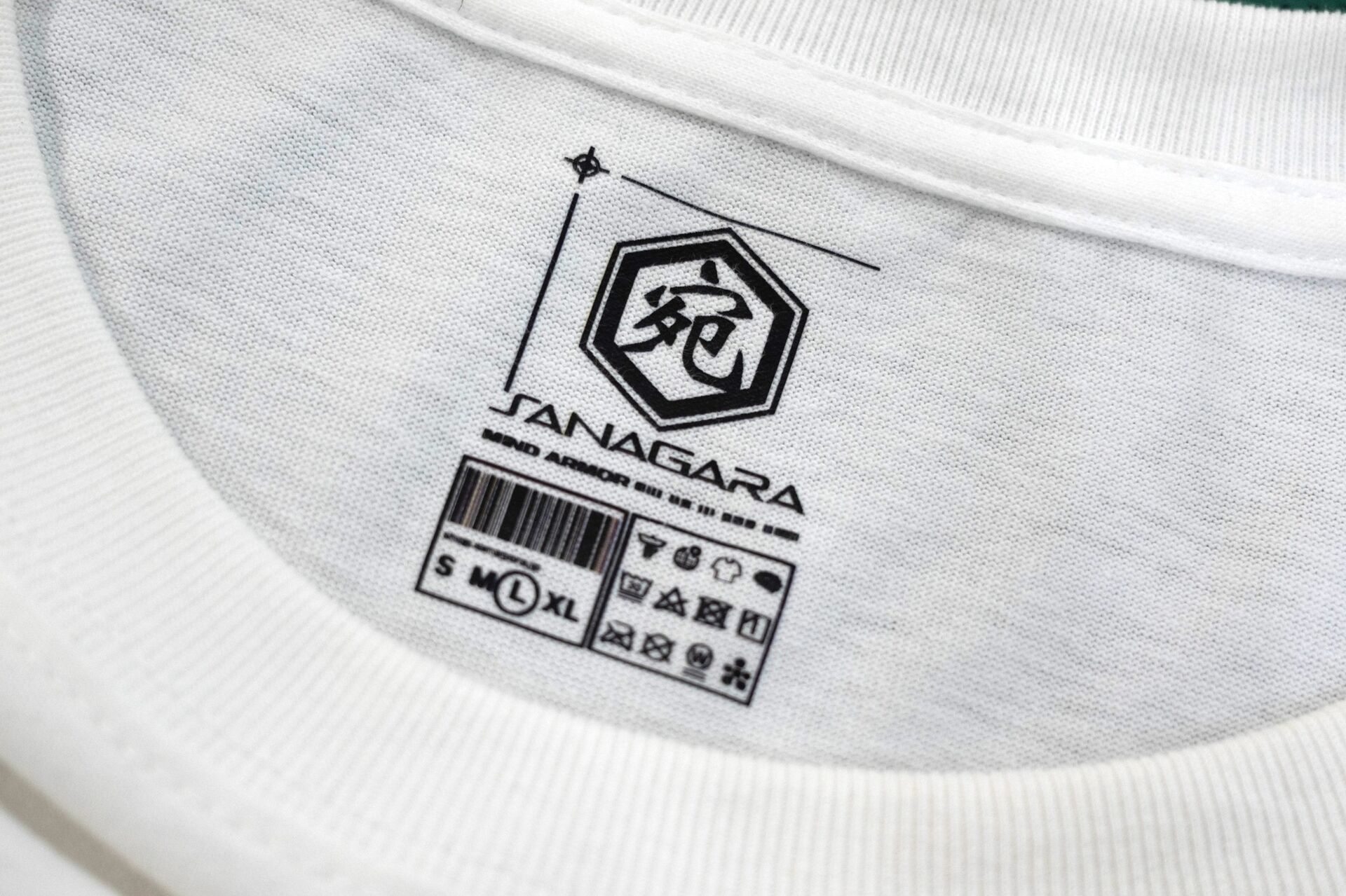 DTFプリントで加工されたタグレスTシャツ