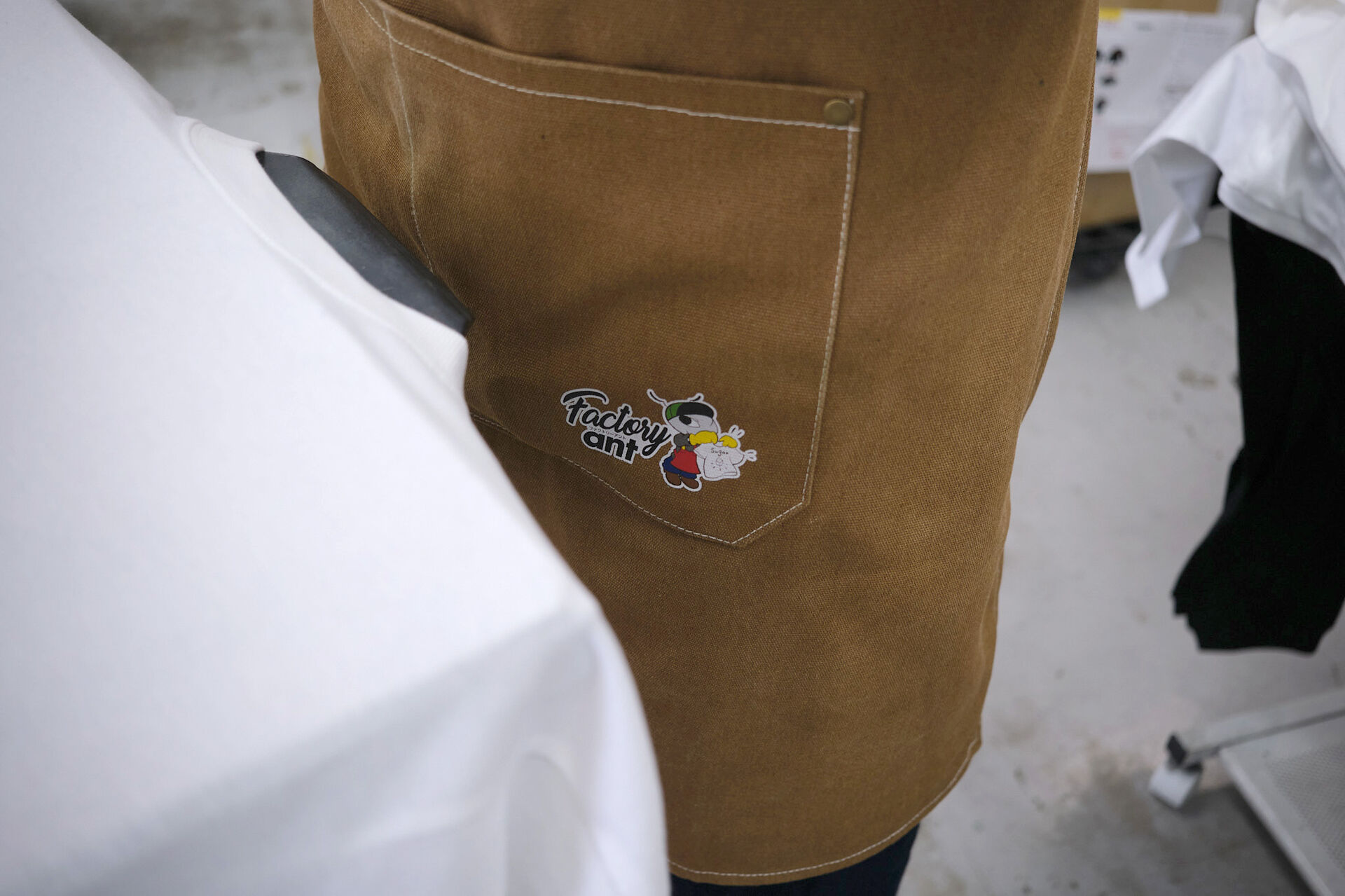 DTFプリントで加工したFactory antのスタッフエプロン